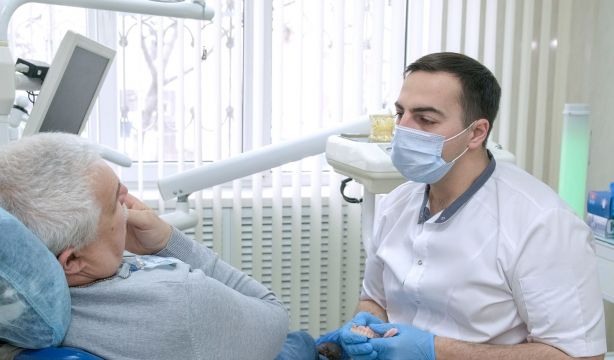 Sensibilidad dental, sangrado de encías y caries: cómo prevenir los problemas más comunes en verano