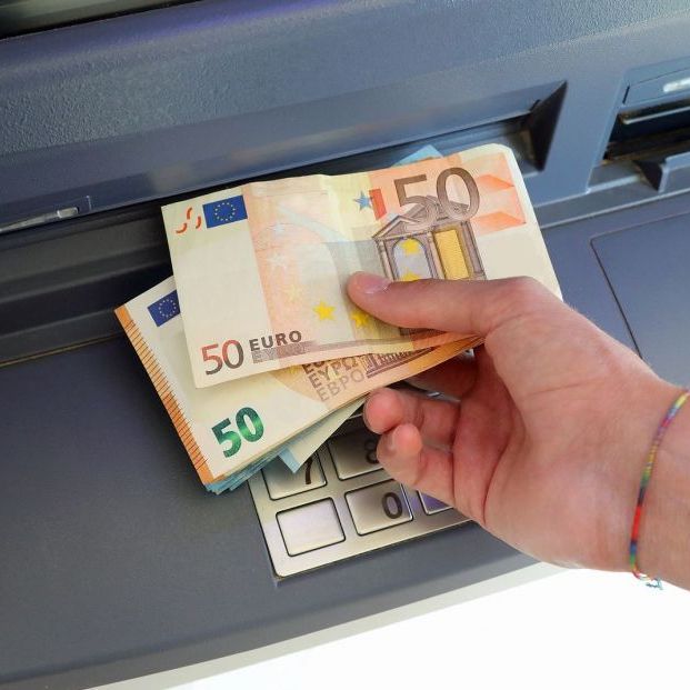 bigstock billetes euro en cajero bigstock billetes euro en cajero