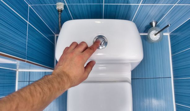 El sorprendente truco del papel de aluminio en el retrete