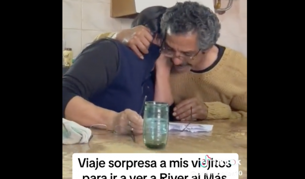 VÍDEO: Un joven sorprende a sus padres con dos entradas para ver a su equipo de fútbol