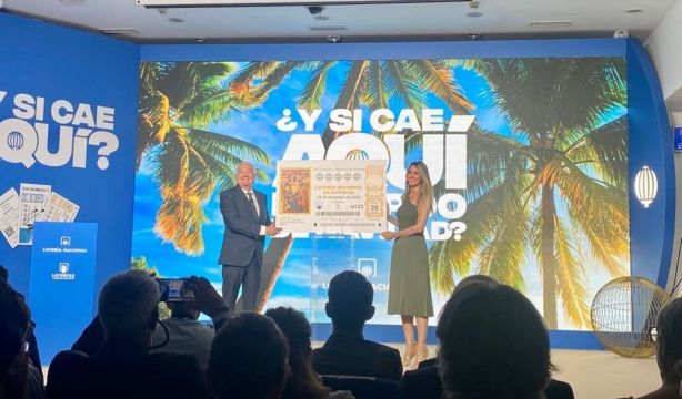 Primeras colas en Doña Manolita para comprar Lotería de Navidad... en pleno julio