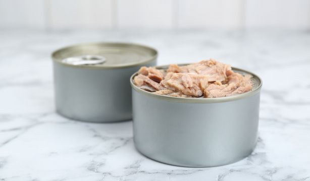 El tiempo máximo que debe permanecer el atún en lata en la nevera