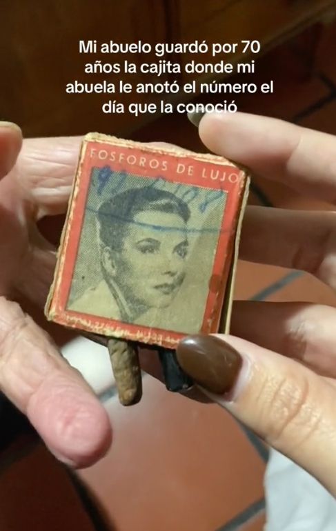 VÍDEO: Un hombre guarda una cajetilla de fósforos durante 70 años con el número de su mujer. Foto: TikTok