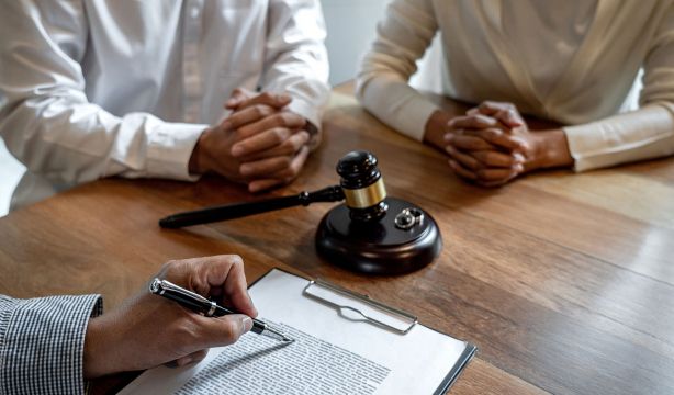 ¿Cómo se reparte la herencia cuando un matrimonio fallece a la vez?