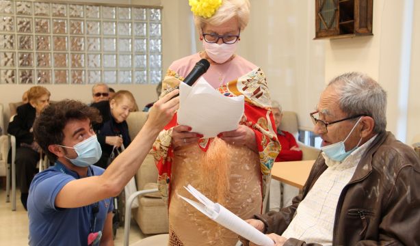 Terapia de sainetes y teatro leído para estimular a las personas con alzhéimer