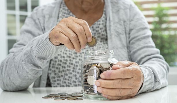 bigstock mujer mayor pobreza