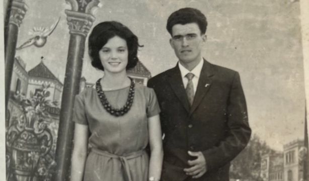 Un joven descubre que sus abuelos 'inventaron' WhatsApp en los años 60: "Se contaban su día a día"