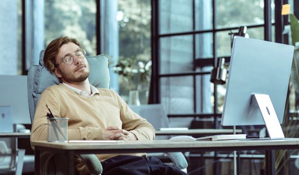 Alemania cree que los españoles duermen la siesta en el trabajo y pide copiarlo frente al calor