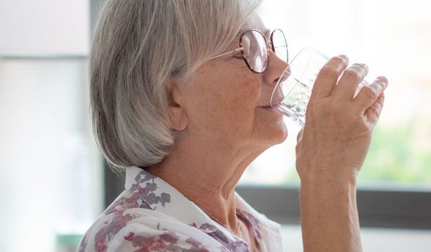 La importancia del agua: cuánta hay que beber al día y los peligros de tomar menos