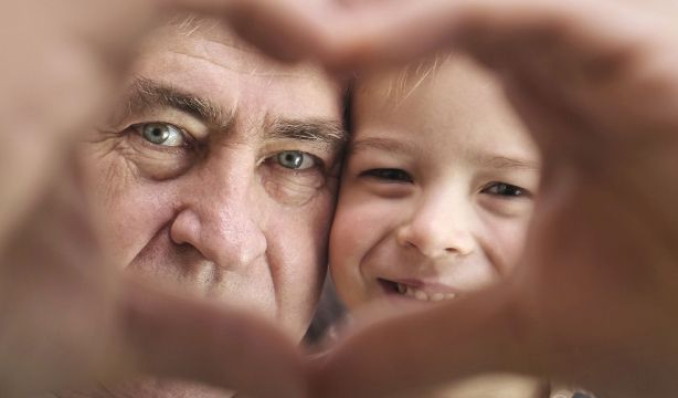 Abuelos y nietos, dos generaciones marcadas por el edadismo