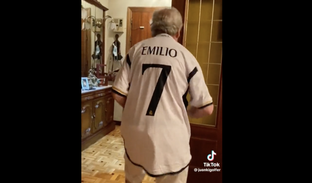 VÍDEO: Su nieto le regala una camiseta del Real Madrid con su nombre y esta es su reacción