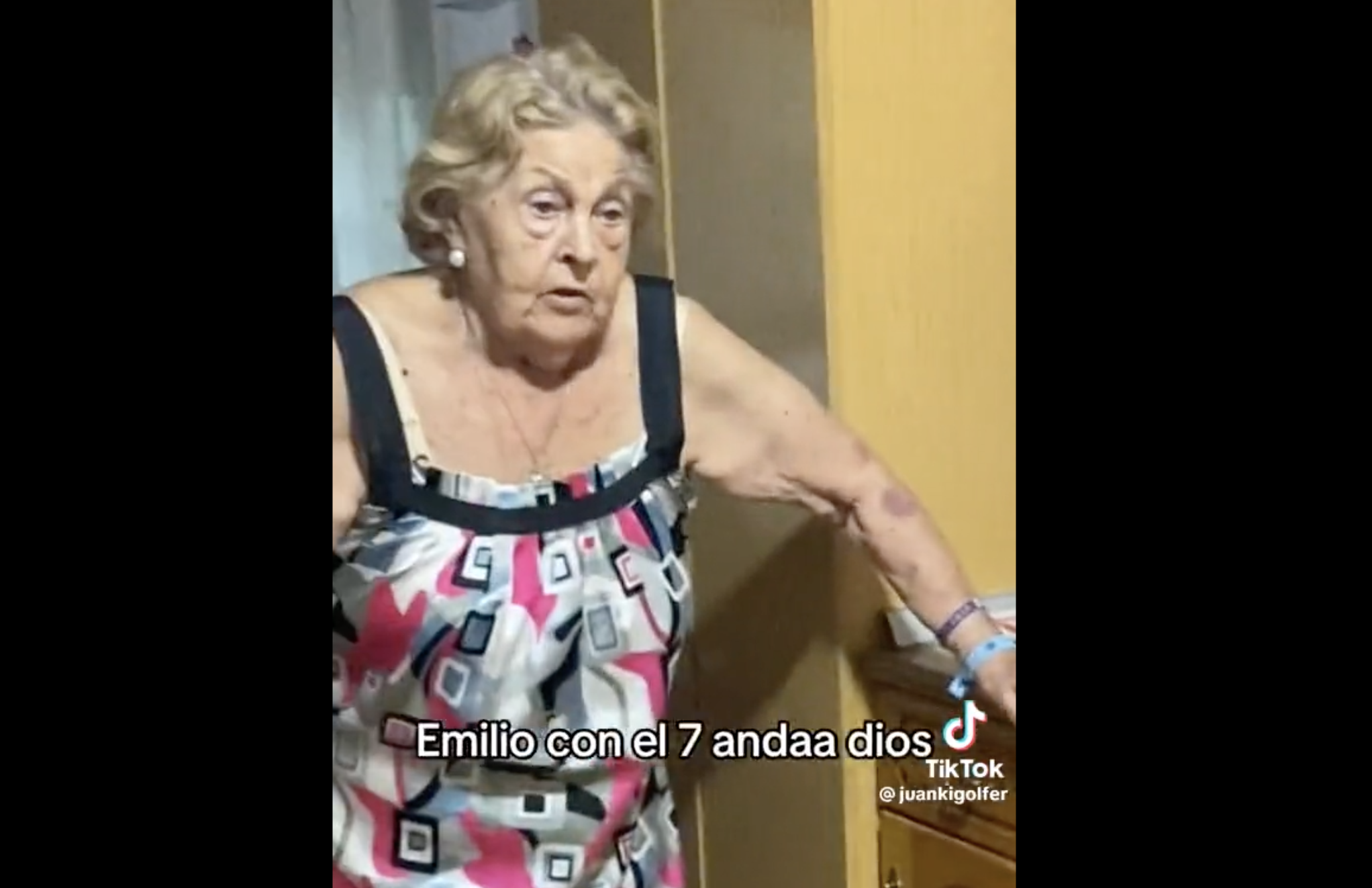 Emocionante reacción de un abuelo que recibe una camiseta del Real Madrid Emocionante reacción de un abuelo que recibe una camiseta del Real Madrid