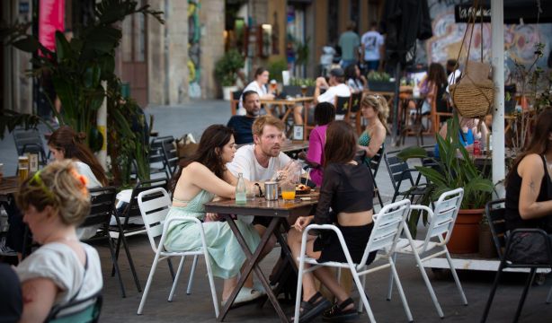 Atento si te cobran esto en un restaurante: puedes reclamarlo. Foto: Europa Press