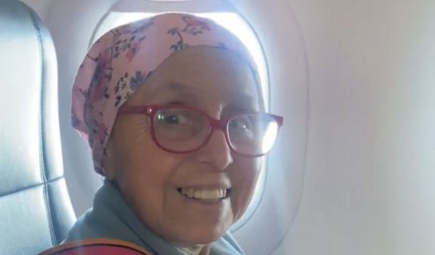 VÍDEO: La felicitación en pleno vuelo de un piloto a una pasajera que acaba de superar un cáncer
