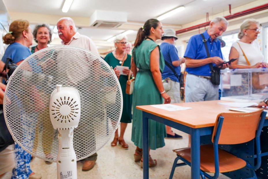 EuropaPress 5347534 electores votando colegio sevilla ventilador hacer frente calor EuropaPress 5347534 electores votando colegio sevilla ventilador hacer frente calor