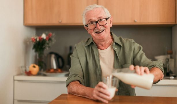 El kéfir no es un probiótico cualquiera: así transforma tu flora intestinal