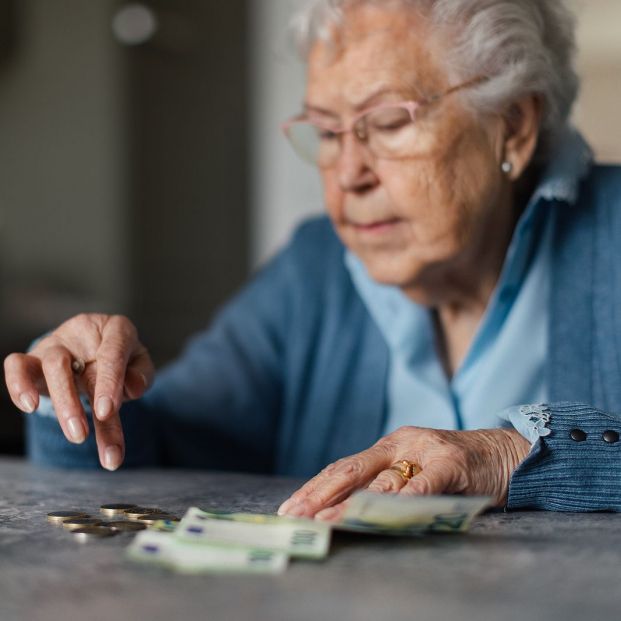 La pensión de viudedad sigue sin llegar al SMI en julio: ¿cuánto cobra una viuda al mes en 2023?