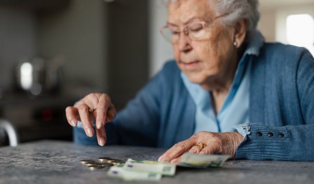 La pensión de viudedad sigue sin llegar al SMI en julio: ¿cuánto cobra una viuda al mes en 2023?