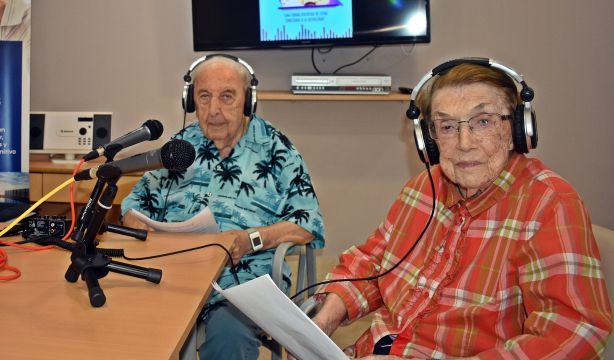 Milagros, la podcaster de 100 años que combate el edadismo con el micrófono desde su residencia