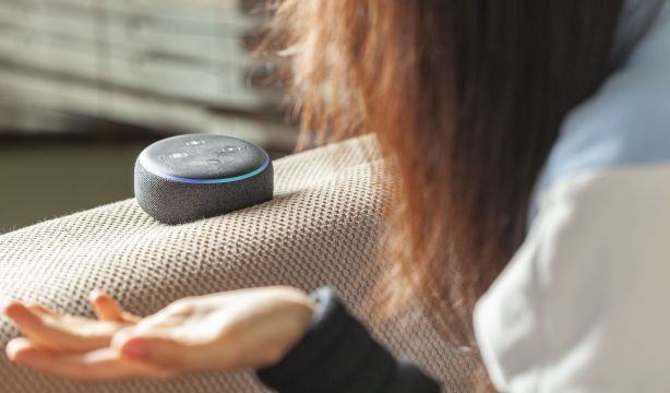 Así puedes conseguir que Alexa te avise si alguien entra en tu casa mientras estás de vacaciones. Foto: Bigstock
