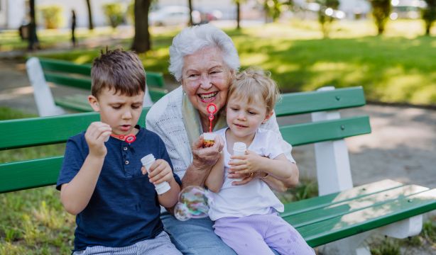 'Acércate a ellos', la campaña de Mensajeros de la Paz para el Día de los Abuelos 2022