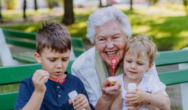 Alertan de la "soledad y vulnerabilidad" de muchos abuelos, convertidos en "canguros de sus nietos"