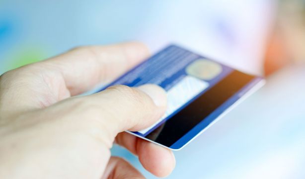 ¿Es obligatorio enseñar el DNI al pagar con tarjeta?