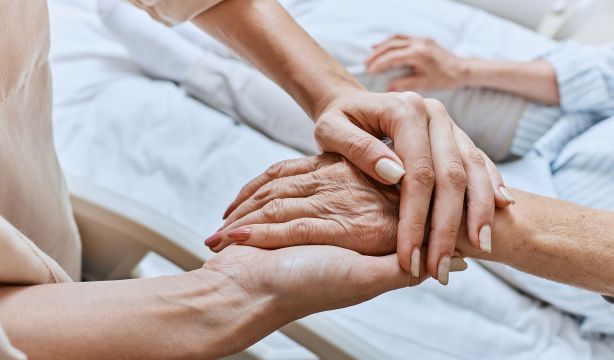 Los dos hábitos que mejoran la salud de mayores hospitalizados. Foto: Bigstock