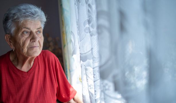 La soledad no deseada en mayores se agudiza en verano: Su escasa red social se va de vacaciones