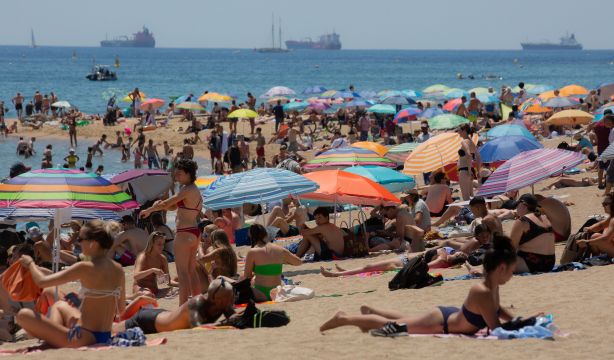 La 'guerra de las sombrillas' se endurece: hasta 3.000 euros de multa por reservar sitio en la playa