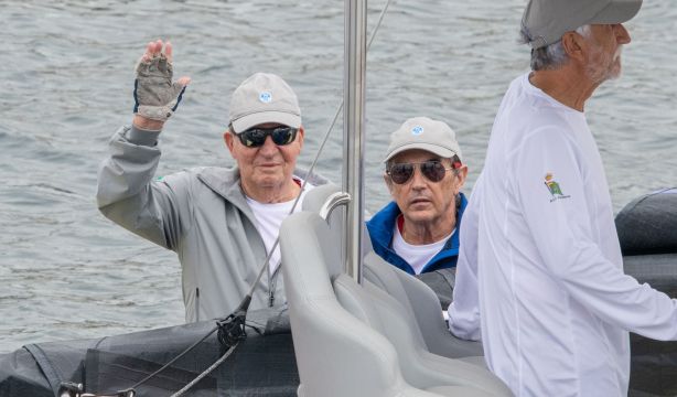 El Rey Juan Carlos sale a navegar en el 'Bribón' en su segundo día en Sanxenxo