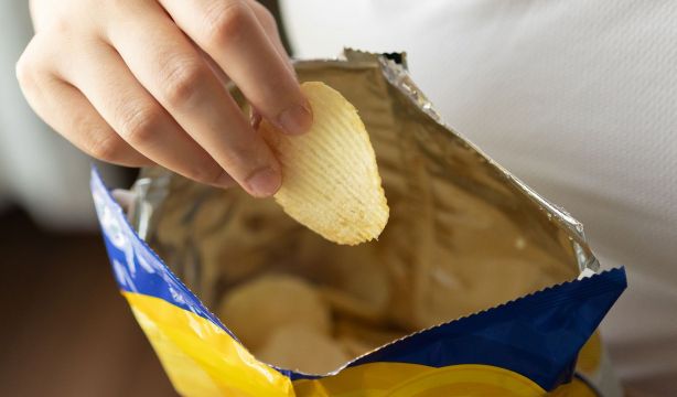 Un estudio liga el consumo de ultraprocesados a la depresión y cambios de volumen en el cerebro