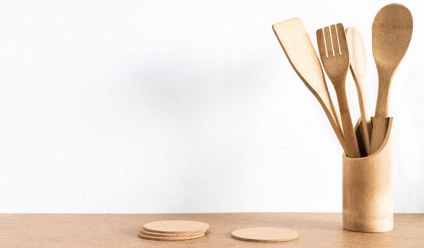 Así puedes desinfectar los utensilios de madera de la cocina de forma rápida y sencilla