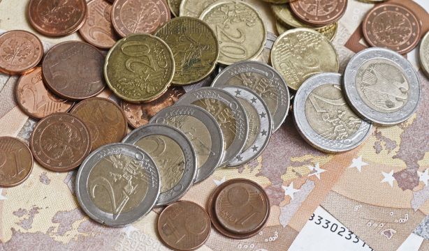 Así es la nueva moneda de 2 euros que ya circula por España