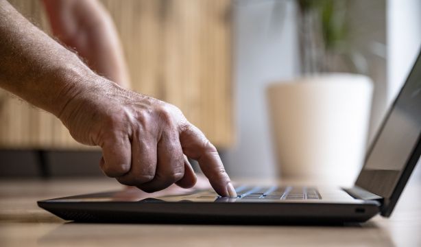 PMP y Hacienda se unen para simplificar la burocracia en los trámites que realizan los mayores