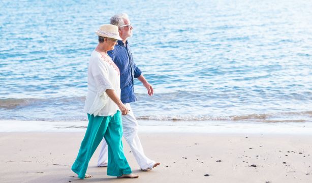 Este es el número de pasos diarios que mejoran la salud de las personas con insuficiencia cardiaca. Foto: Bigstock