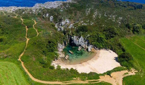 Así es la playa más pequeña del mundo: está en España y mide menos de 50 metros