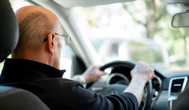 Parar a descansar o evitar distracciones, entre los consejos a los conductores para este verano