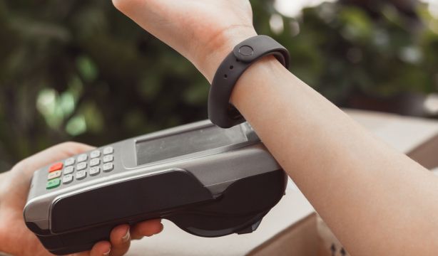 Ni efectivo ni tarjeta: ya es posible pagar con pulsera 