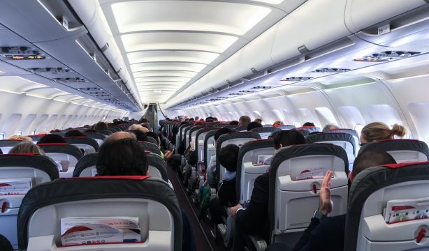 La mujer de 101 años a la que una aerolínea confunde constantemente con un bebé