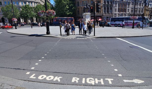 Reino Unido podría aumentar la duración de los semáforos: a los mayores no les da tiempo a cruzar
