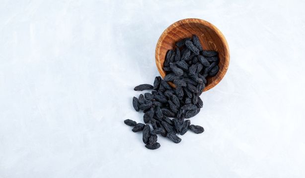 Por qué es clave que los mayores incorporen las ciruelas pasas a su dieta
