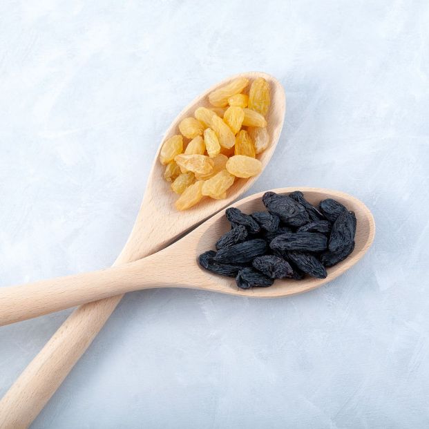 bigstock White And Black Seedless Raisi 478176507 bigstock White And Black Seedless Raisi 478176507