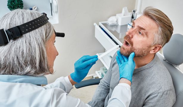 ¿Sabes qué enfermedades se reflejan en la lengua?