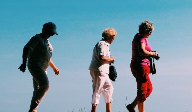 La rutina de ejercicio físico que las personas mayores deben seguir durante el verano