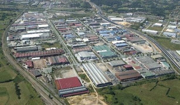 Muere un trabajador en Asturias tras caer desde 2 metros cuando operaba con una tolva