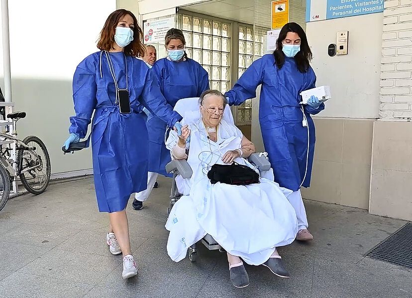 El primer 'paseo' de Juana tras siete meses ingresada por un infarto de extrema gravedad y un ictus El primer 'paseo' de Juana tras siete meses ingresada por un infarto de extrema gravedad y un ictus