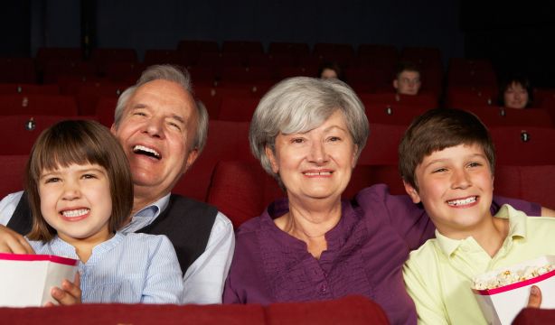 Vuelve ‘Abucine’, la actividad que une a abuelos y nietos, con proyecciones en diez municipios. Foto: Bigstock