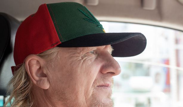 ¿Te pueden poner una multa por conducir con gorra? Esto dice la DGT