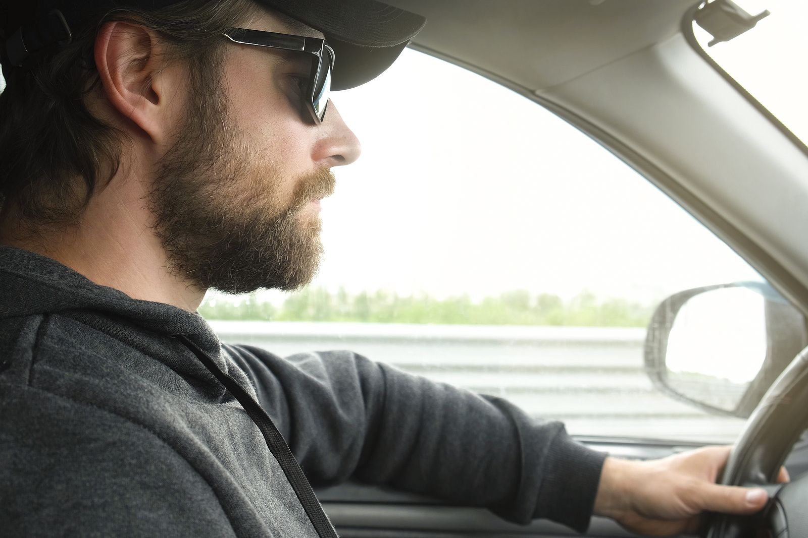 ¿Te pueden poner una multa por conducir con gorra? Esto dice la DGT ¿Te pueden poner una multa por conducir con gorra? Esto dice la DGT